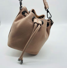 Load image into Gallery viewer, A tan crossbody handbag with drawstring closure and over-the-shoulder strap, made of Italian Dollaro leather.
